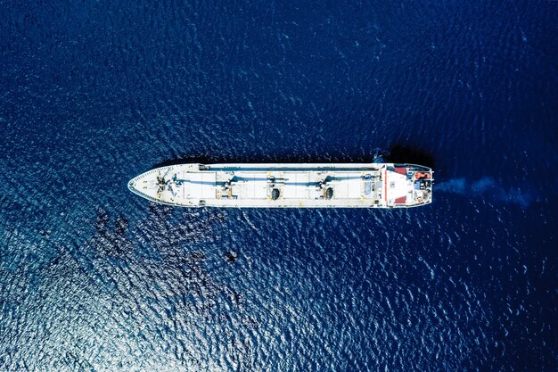 Vista aérea de un mar azul y un barco.