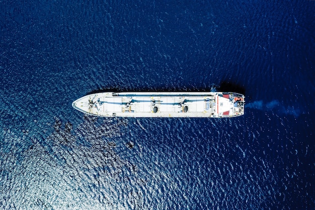 Vista aérea de un mar azul y un barco.