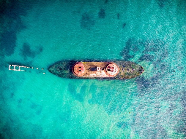 Vista aérea de un mar azul y un barco.