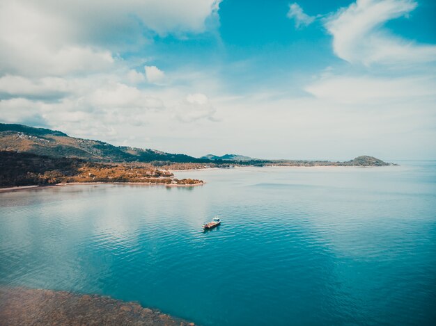 Vista aérea del mar hermoso