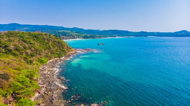 Vista aérea con mar y playa.