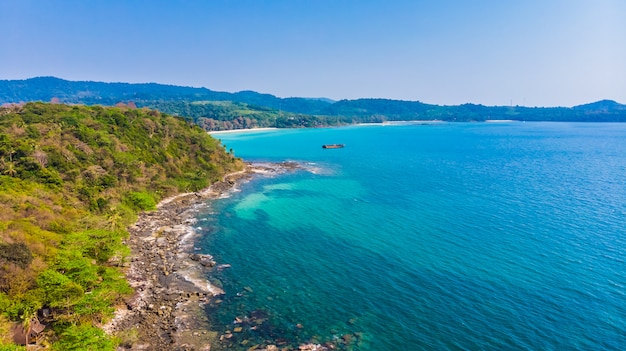 Vista aérea con mar y playa.