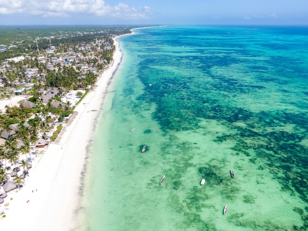 Foto gratuita vista aérea de la maravillosa región de zanzíbar de tanzania, áfrica oriental