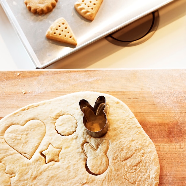 Vista aérea de masa de galletas con moho