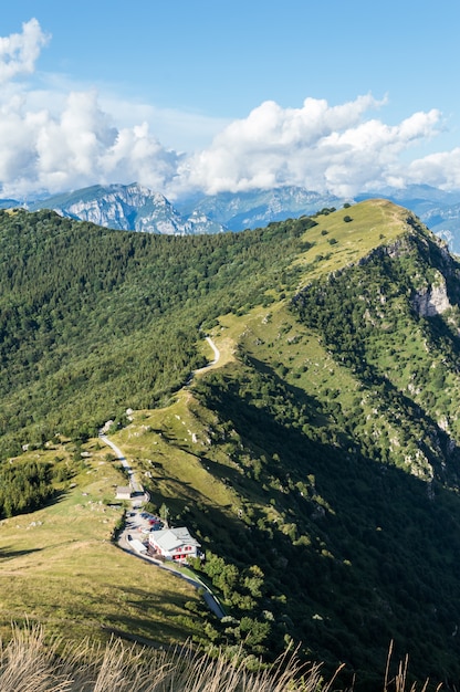 Vista aérea de la montaña en el norte de Italia