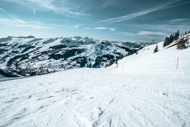 Vista aérea de montañas nevadas en Austria desde la cima de una montaña