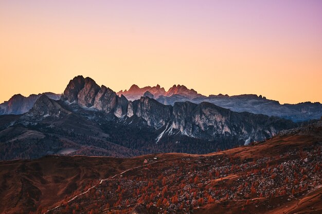 Vista aérea de las montañas durante la puesta de sol