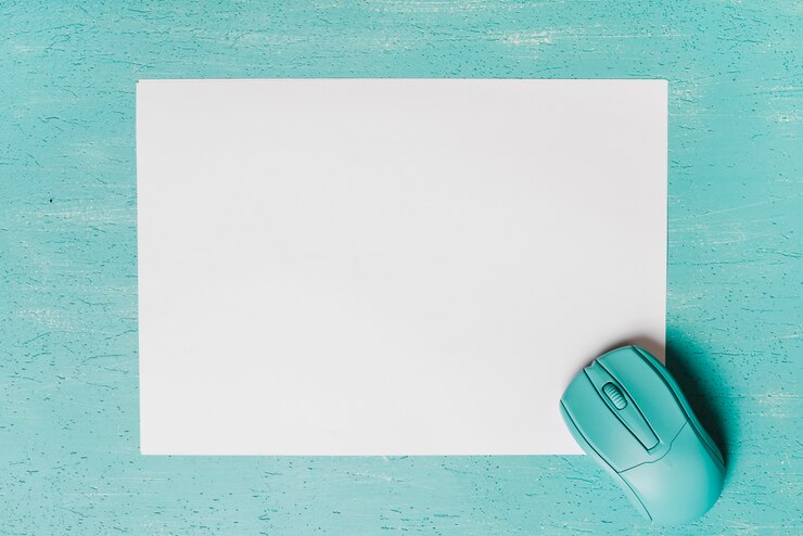 Foto gratuito vista aérea del mouse sobre papel blanco sobre fondo turquesa.