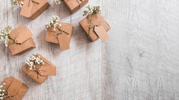 Una vista aérea de muchas cajas de cartón de regalo sobre fondo de madera con textura