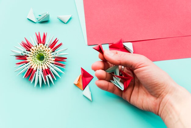 Una vista aérea de la mujer preparando origami de flores de papel