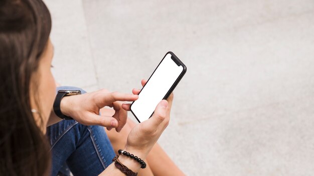 Vista aérea de mujer sosteniendo smartphone