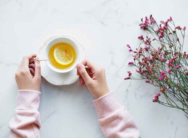 Vista aérea de mujer con una taza de té caliente