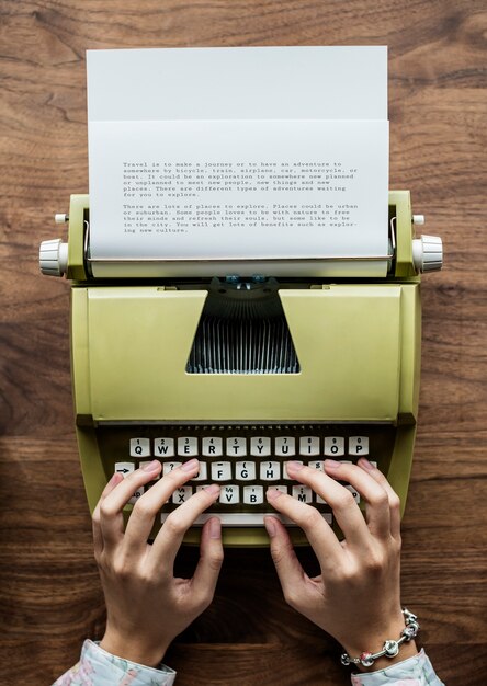 Vista aérea de una mujer usando una máquina de escribir retro