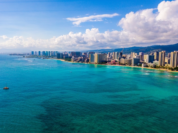 Vista aérea del muro de Waikiki y Diamond Head en Honolulu, EE.