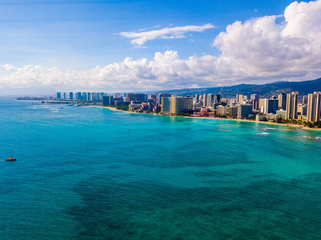Vista aérea del muro de Waikiki y Diamond Head en Honolulu, EE.