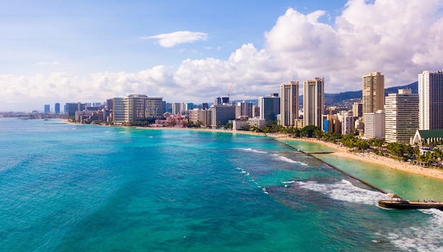 Vista aérea del muro de Waikiki y Diamond Head en Honolulu, EE.