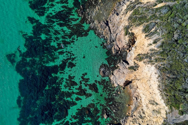 Vista aérea de las olas rompiendo en las rocas