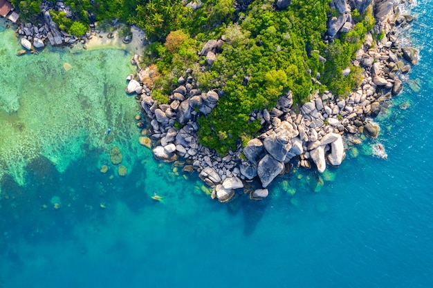 Vista aérea de la orilla del mar en la isla de Koh Tao, Tailandia