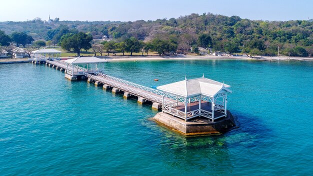 Vista aérea del pabellón de madera frente al mar en la isla de Koh si chang, Tailandia. Puente AsDang.