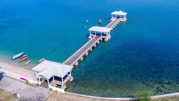 Foto gratuita vista aérea del pabellón de madera frente al mar en la isla de koh si chang, tailandia. puente asdang.