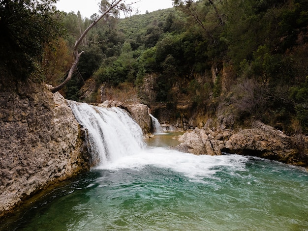 Foto gratuita vista aérea del paisaje de cascada.