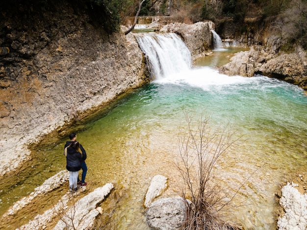 Foto gratuita vista aérea del paisaje de cascada.