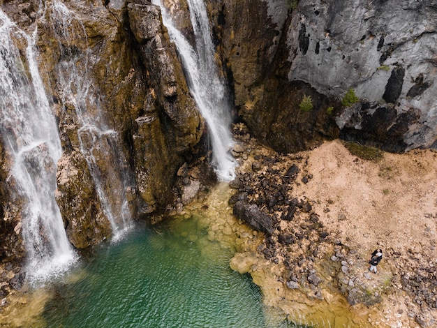 Foto gratuita vista aérea del paisaje de cascada.