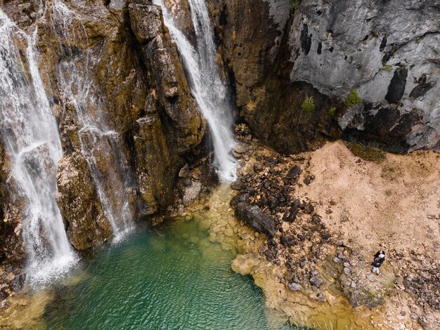 Vista aérea del paisaje de cascada.