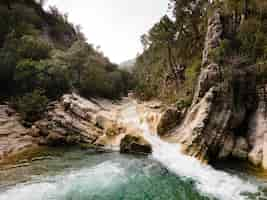 Foto gratuita vista aérea del paisaje de cascada.