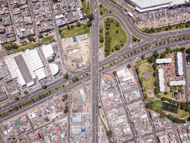 Vista aérea de un paisaje de una ciudad con muchas carreteras, edificios y transporte.