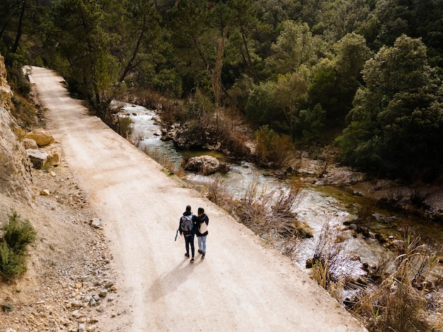 Foto gratuita vista aérea del paisaje gente caminando