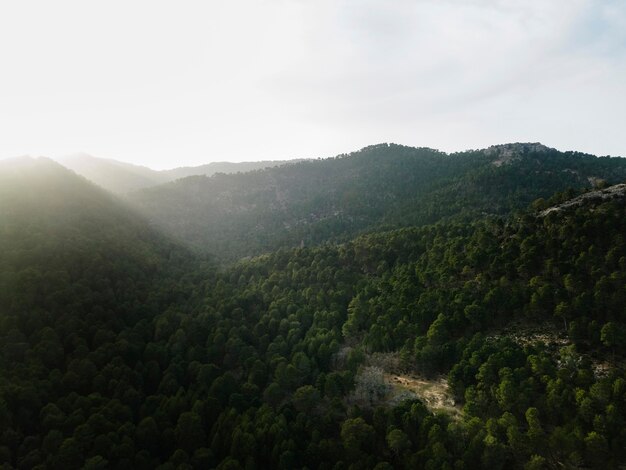 Vista aérea del paisaje de las montañas