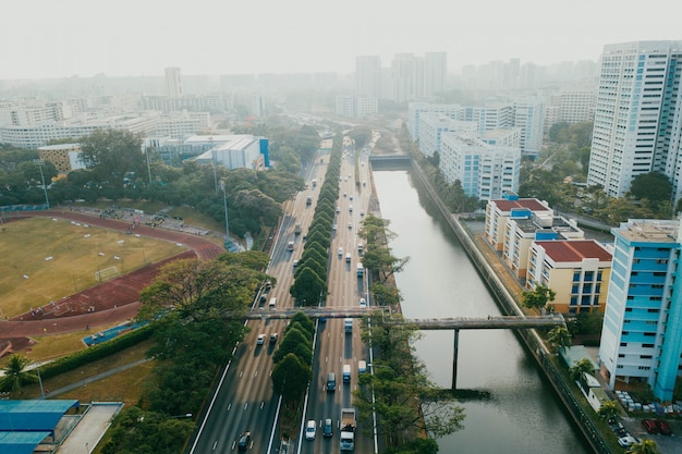 Vista aérea del paisaje urbano en un día nublado