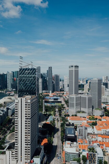 Vista aérea del paisaje urbano moderno con gran altura