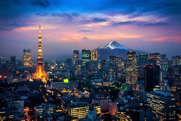 Vista aérea del paisaje urbano de Tokio con la montaña Fuji en Japón.