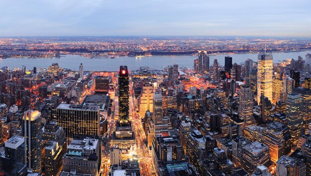 Vista aérea panorámica del horizonte de Manhattan de Nueva York al atardecer