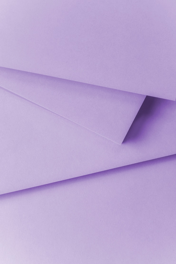 Foto gratuito una vista aérea de papel morado con textura de fondo