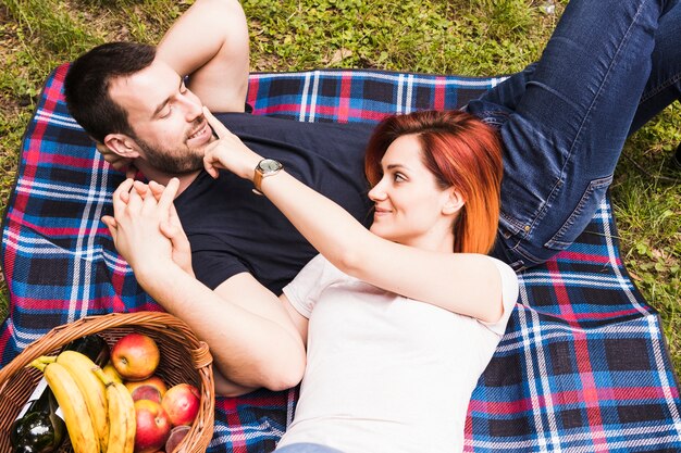 Una vista aérea de pareja joven relajante en picnic