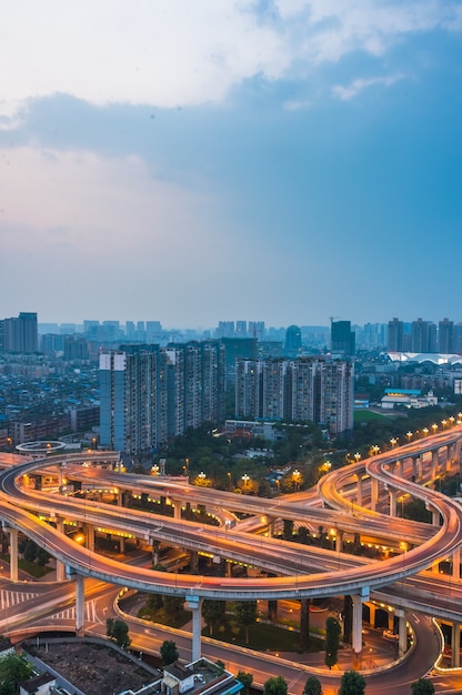 Vista aérea del paso elevado de Shangai en la noche