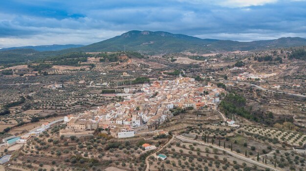 Vista aérea de una pequeña ciudad en un día soleado