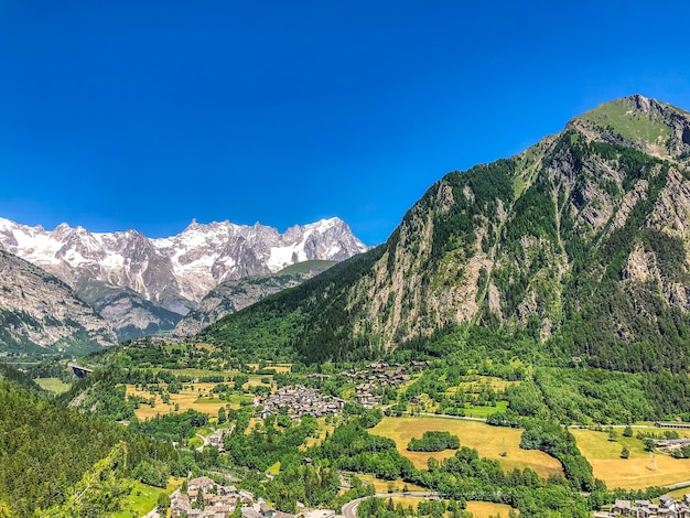 Vista aérea del pequeño pueblo rodeado de hermosas escenas de la naturaleza en Suiza