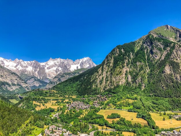 Vista aérea del pequeño pueblo rodeado de hermosas escenas de la naturaleza en Suiza