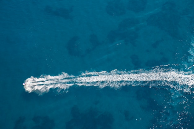 Foto gratuita vista aérea de persona con moto de agua