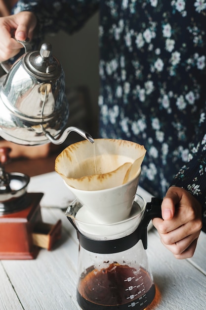 Vista aérea de una persona que hace café por goteo