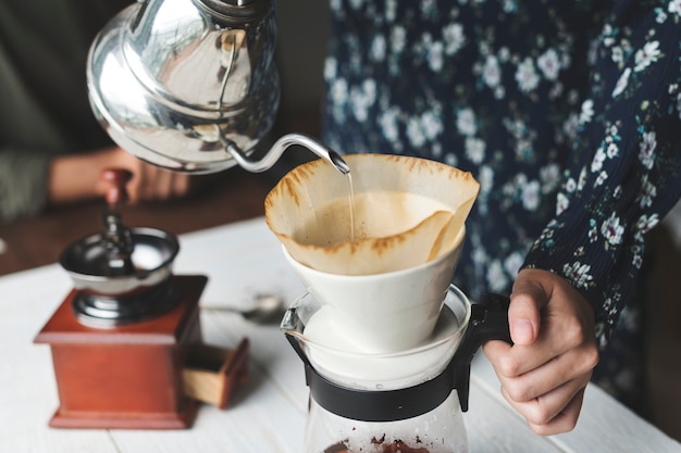 Vista aérea de una persona que hace café por goteo