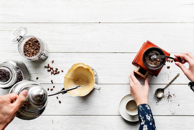 Vista aérea de personas haciendo café goteo