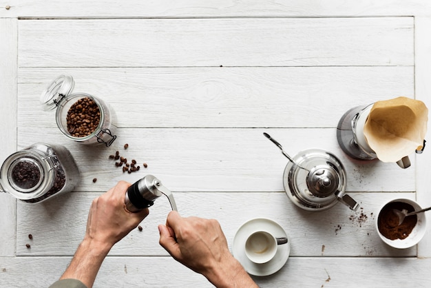 Vista aérea de personas haciendo café goteo