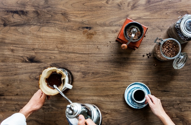 Vista aérea de personas haciendo café goteo