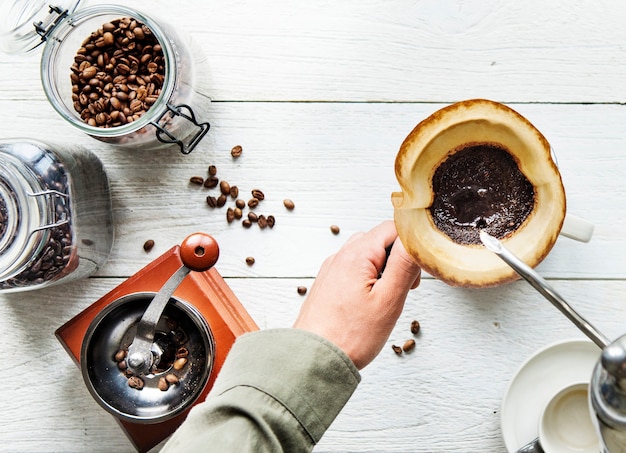 Vista aérea de personas haciendo café por goteo