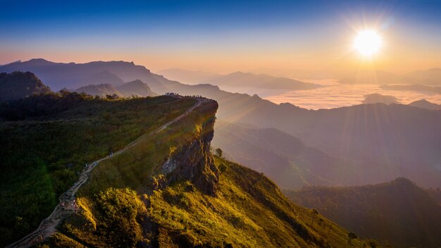 Vista aérea de Phu chi fa y niebla matutina al amanecer, Chiang Rai, Tailandia.